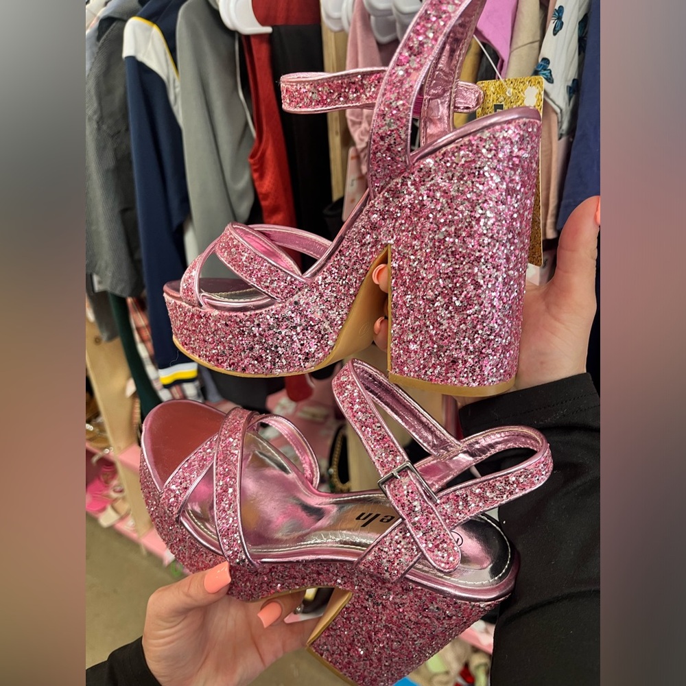 Size 7, super cute pink sparkle heels! Warn once!